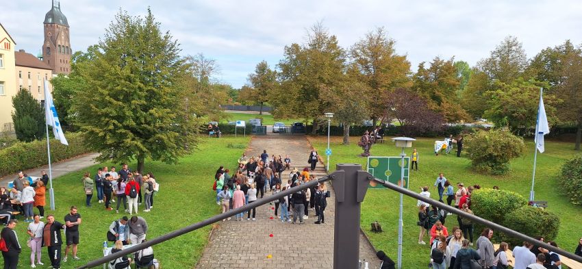 Schulfest mit sportlicher Spaßolympiade